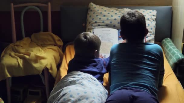 Les Enfants Lisent Livre Lit Nuit — Video