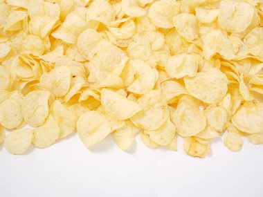 doğal patates cipsi beyaz zemin üzerine altın