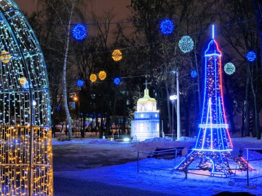 Gomel, Belarus - 17 Aralık 2018: bir şehir yeni yıl gece aydınlatma sokak.