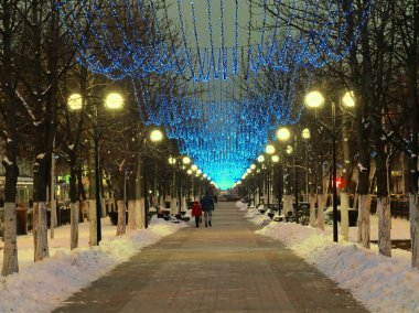 Gomel, Belarus - 17 Aralık 2018: bir şehir yeni yıl gece aydınlatma sokak