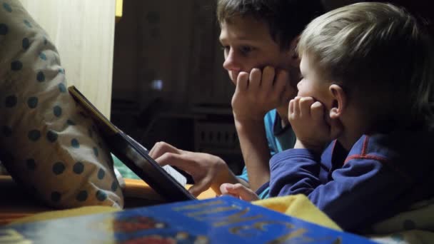 Kinderen Lezen Een Boek Bed Bij Nacht — Stockvideo