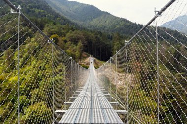 Asma köprü yakınındaki village Perarollo di Cadore dağlarda