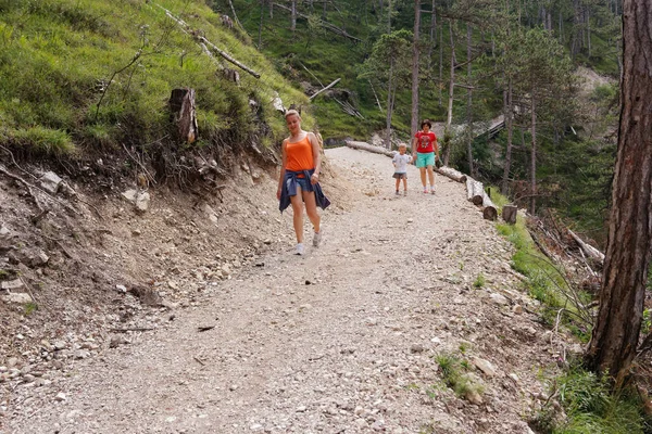 İnsanların dağlara yürüyerek seyahat.