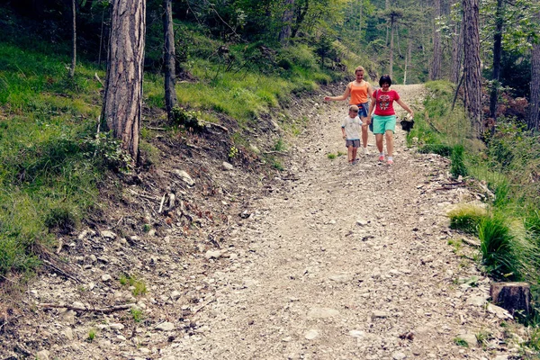 Menschen Reisen Fuß Durch Die Berge — Stockfoto