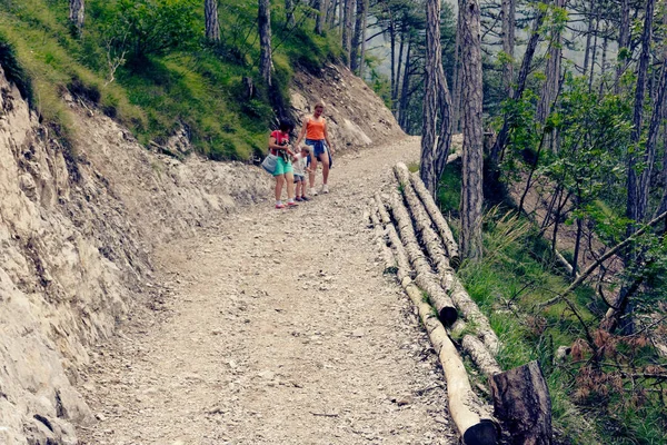 İnsanların dağlara yürüyerek seyahat.