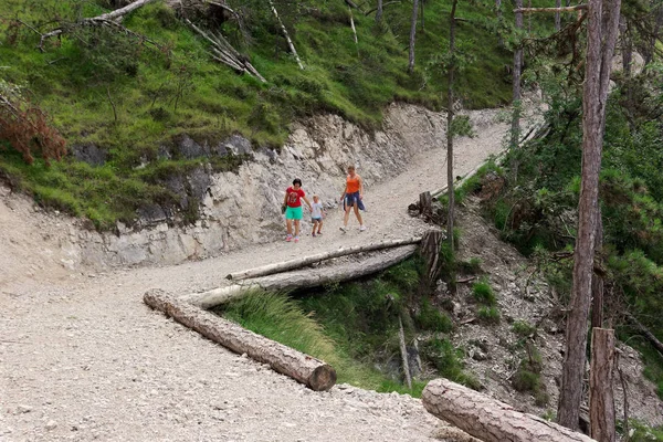 İnsanların dağlara yürüyerek seyahat.