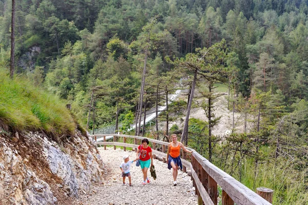 İnsanların dağlara yürüyerek seyahat.