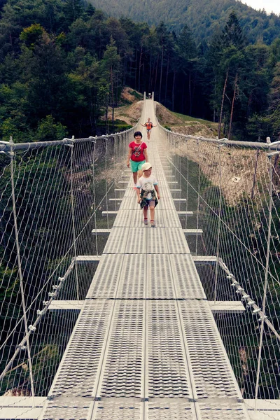 Gente Viaja Través Las Montañas Pie — Foto de Stock