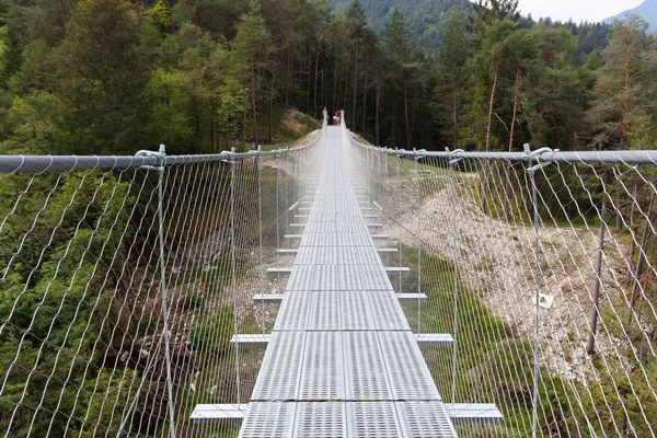 Ponte Suspensão Nas Montanhas Perto Aldeia Perarollo Cadore — Fotografia de Stock