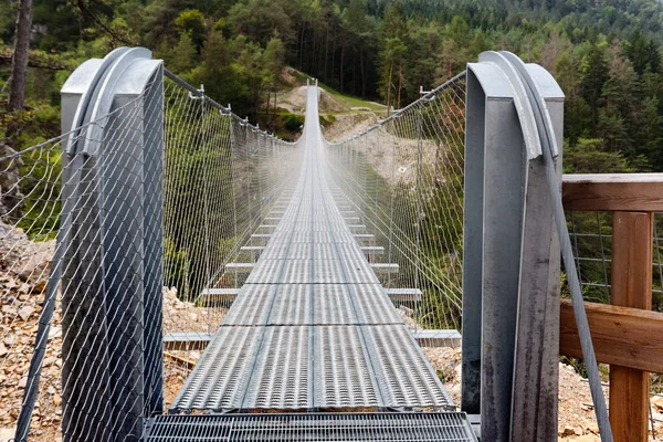 Ponte Suspensão Nas Montanhas Perto Aldeia Perarollo Cadore — Fotografia de Stock