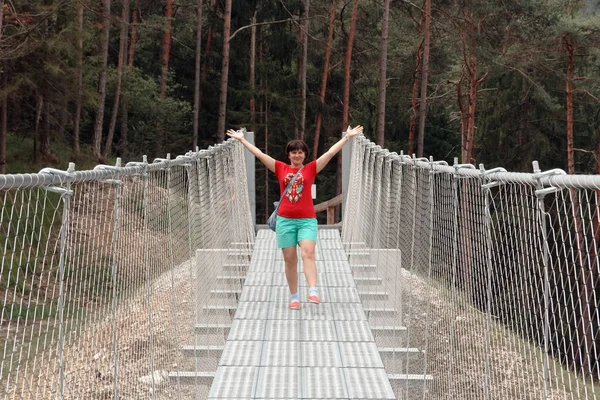 Pessoas Uma Ponte Suspensa Nas Montanhas Perto Aldeia Perarollo Cadore — Fotografia de Stock