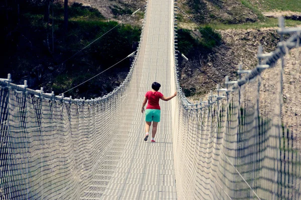 Άνθρωποι Μια Κρεμαστή Γέφυρα Στα Βουνά Κοντά Στο Χωριό Των — Φωτογραφία Αρχείου