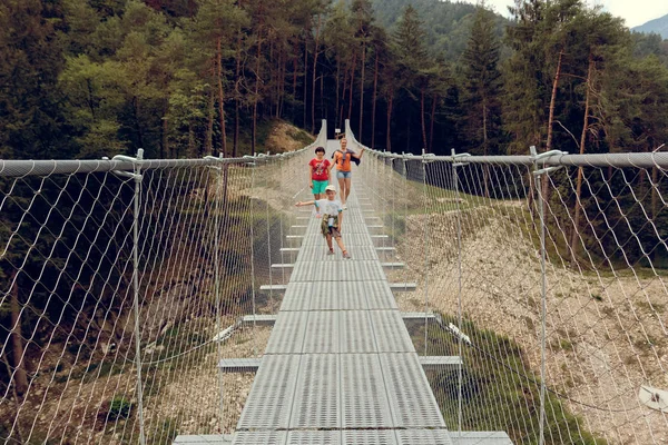 Pessoas Uma Ponte Suspensa Nas Montanhas Perto Aldeia Perarollo Cadore — Fotografia de Stock