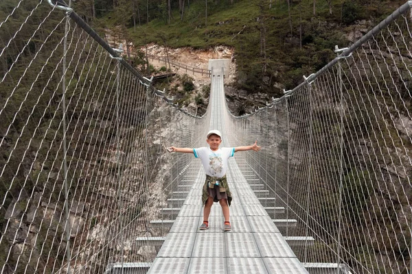 Lidé Visutý Most Horách Poblíž Vesnice Perarollo Cadore — Stock fotografie