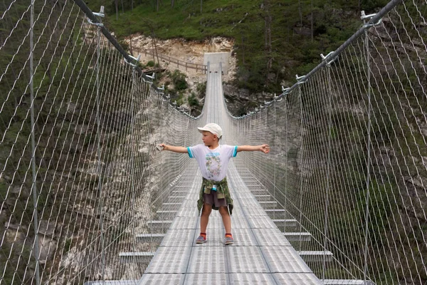 Pessoas Uma Ponte Suspensa Nas Montanhas Perto Aldeia Perarollo Cadore — Fotografia de Stock