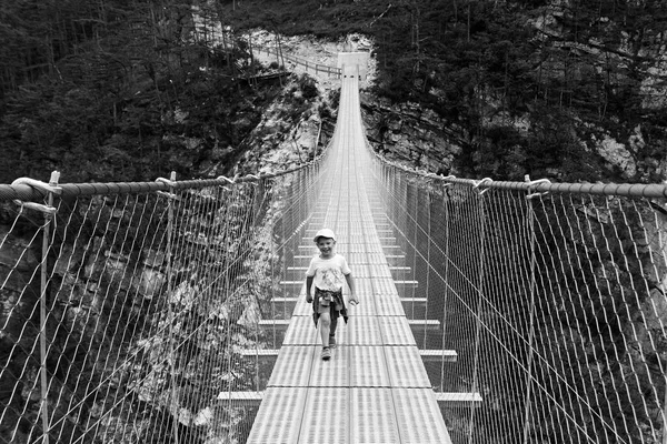 Pessoas Uma Ponte Suspensa Nas Montanhas Perto Aldeia Perarollo Cadore — Fotografia de Stock