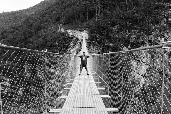 Personas Puente Colgante Las Montañas Cerca Del Pueblo Perarollo Cadore — Foto de Stock