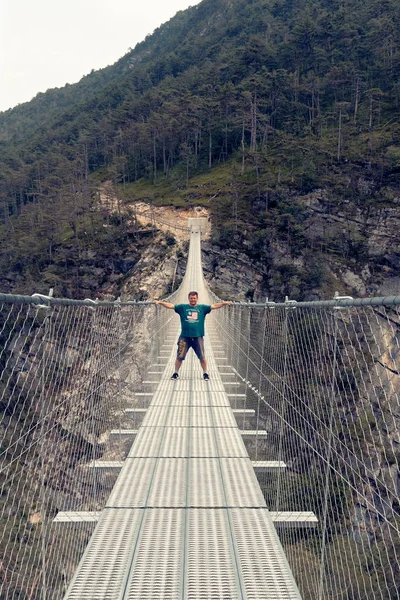 Pessoas Uma Ponte Suspensa Nas Montanhas Perto Aldeia Perarollo Cadore — Fotografia de Stock