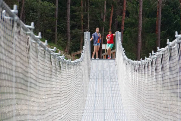 Pessoas Uma Ponte Suspensa Nas Montanhas Perto Aldeia Perarollo Cadore — Fotografia de Stock