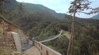 İnsanlar üzerinde bir asma köprü dağlarda Perarollo di Cadore köyü yakınındaki.