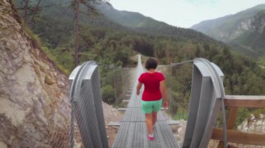 İnsanlar üzerinde bir asma köprü dağlarda Perarollo di Cadore köyü yakınındaki.