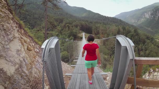 Menschen Auf Einer Hängebrücke Den Bergen Der Nähe Des Dorfes — Stockvideo