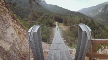 İnsanlar üzerinde bir asma köprü dağlarda Perarollo di Cadore köyü yakınındaki.