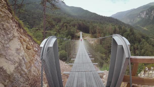 Pessoas Uma Ponte Suspensa Nas Montanhas Perto Aldeia Perarollo Cadore — Vídeo de Stock