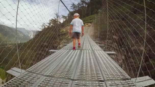 Perarollo カドーレ村の近くの山の吊り橋の男の子 — ストック動画