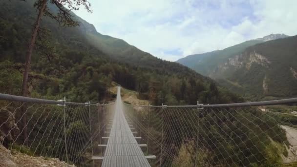 Junge Auf Einer Hängebrücke Den Bergen Der Nähe Des Dorfes — Stockvideo