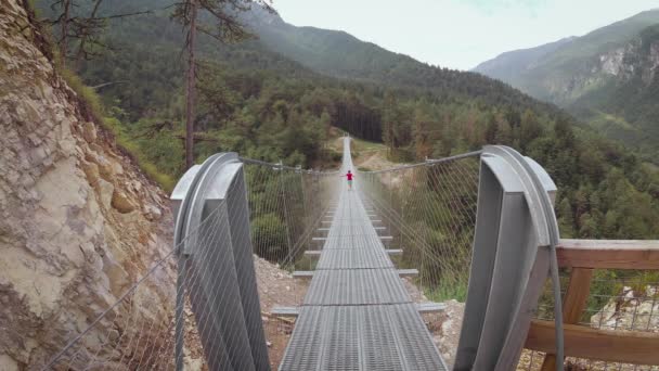 Menschen Auf Einer Hängebrücke Den Bergen Der Nähe Des Dorfes — Stockvideo