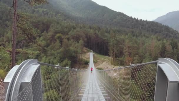 Menschen Auf Einer Hängebrücke Den Bergen Der Nähe Des Dorfes — Stockvideo