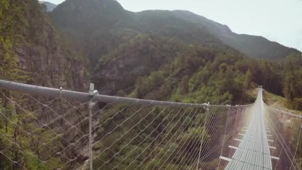 Κρεμαστή Γέφυρα Στα Βουνά Κοντά Στο Χωριό Των Perarollo Ντι — Αρχείο Βίντεο