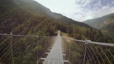 Asma köprü yakınındaki village Perarollo di Cadore dağlarda.