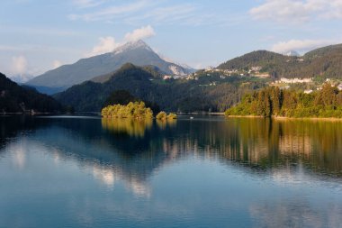 Domegio di Cadore, İtalya güzel göl gündoğumu, dağlarda