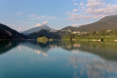 Domegio di Cadore, İtalya güzel göl gündoğumu, dağlarda