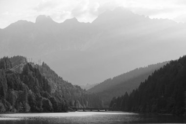 Domegio di Cadore, İtalya güzel göl gündoğumu, dağlarda