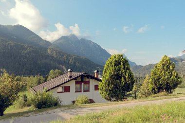 Domegio di Cadore, İtalya 11 Ağustos 2018: güzel bir dağ köyü gündoğumu, binalarda
