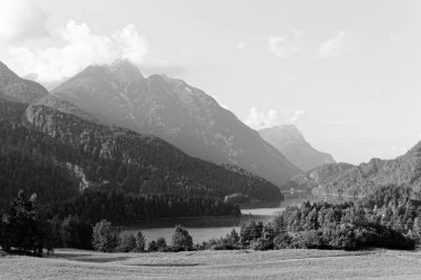 Domegio di Cadore, İtalya güzel göl gündoğumu, dağlarda