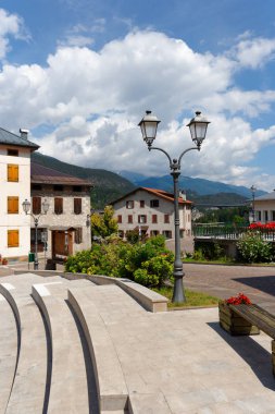 Caralte di Cadore, İtalya - 12 Ağustos 2018: güzel eski ve modern binalar bir dağ köyünde