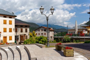 Caralte di Cadore, İtalya - 12 Ağustos 2018: güzel eski ve modern binalar bir dağ köyünde