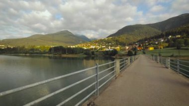 Domegio di Cadore, İtalya 11 Ağustos 2018: güzel bir dağ köyü gündoğumu, binalarda.