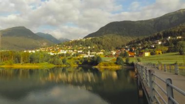 Domegio di Cadore, İtalya 11 Ağustos 2018: güzel bir dağ köyü gündoğumu, binalarda.