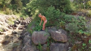 doğada buzlu brook tarafından çocuk oturur.