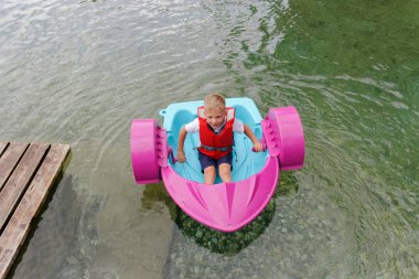 Bebek bir oyuncak bebek tekne yüzer. cazibe.