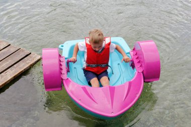 Bebek bir oyuncak bebek tekne yüzer. cazibe.