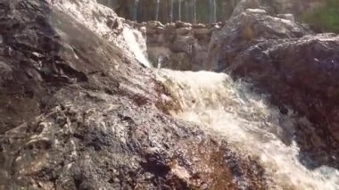 doğa içinde taşlar üzerinde dağ dere.