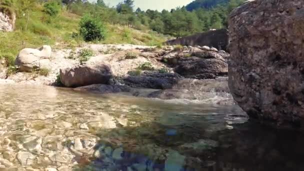 Doğa Içinde Taşlar Üzerinde Dağ Dere — Stok video