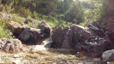 doğa içinde taşlar üzerinde dağ dere.