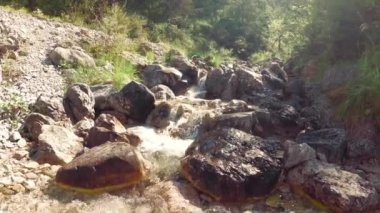 doğa içinde taşlar üzerinde dağ dere.